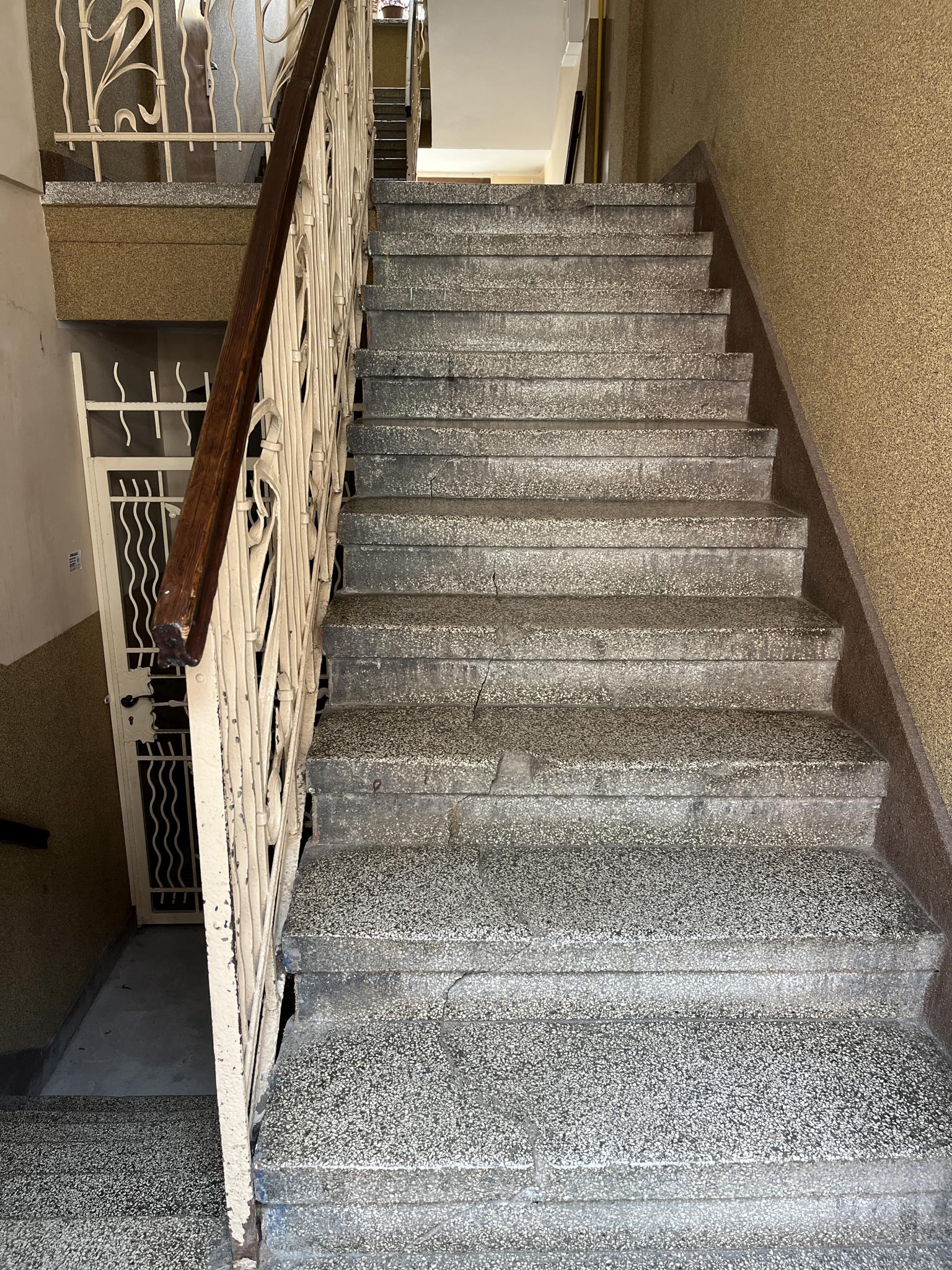 popękane schody z lastryka
